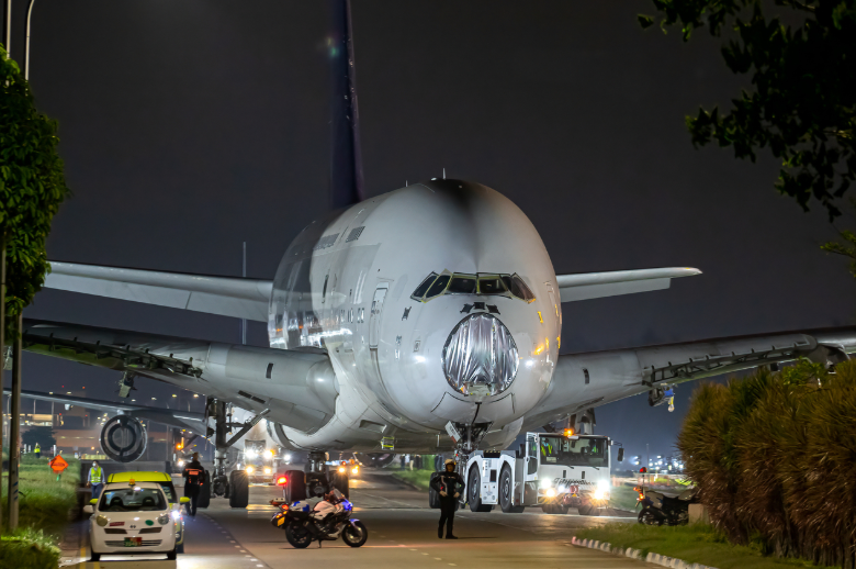 3 SIA jumbo jets towed from the Changi Airport to Changi Exhibition Centre to be scrapped