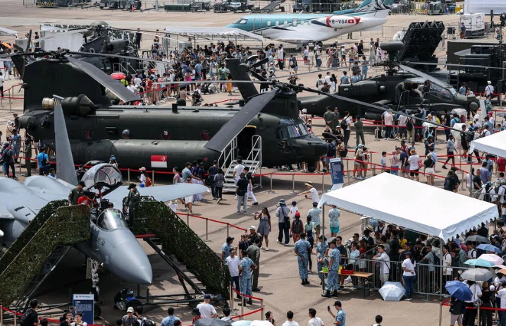 Huge crowds turn out for Singapore Airshow on first public day